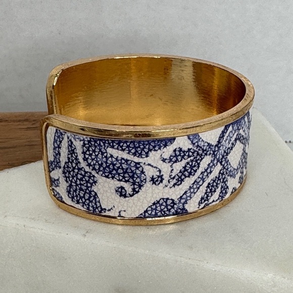 Vintage Estate Blue and White Chinoiserie Leather Open Cuff Bracelet lot C52 - Picture 4 of 8